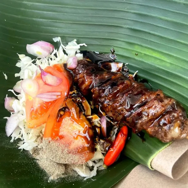 Sate buntel di atas daun pisang
