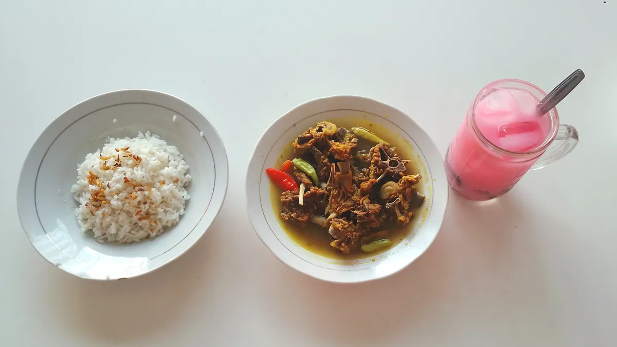 Tengkleng kambing dengan nasi dan es sirup